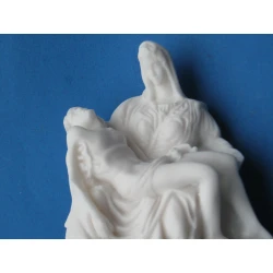 Figurka z alabastru-Matka Boża trzymająca na kolanach Jezusa-Pieta